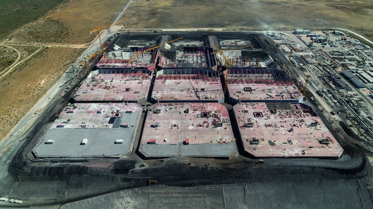 Crude oil storage tanks in Saldanha Bay 24 football pitches large, 17 m high and storage capacity for 13.2 million barrels: at South Africa's Saldanha Bay, a huge crude oil storage facility was realised.