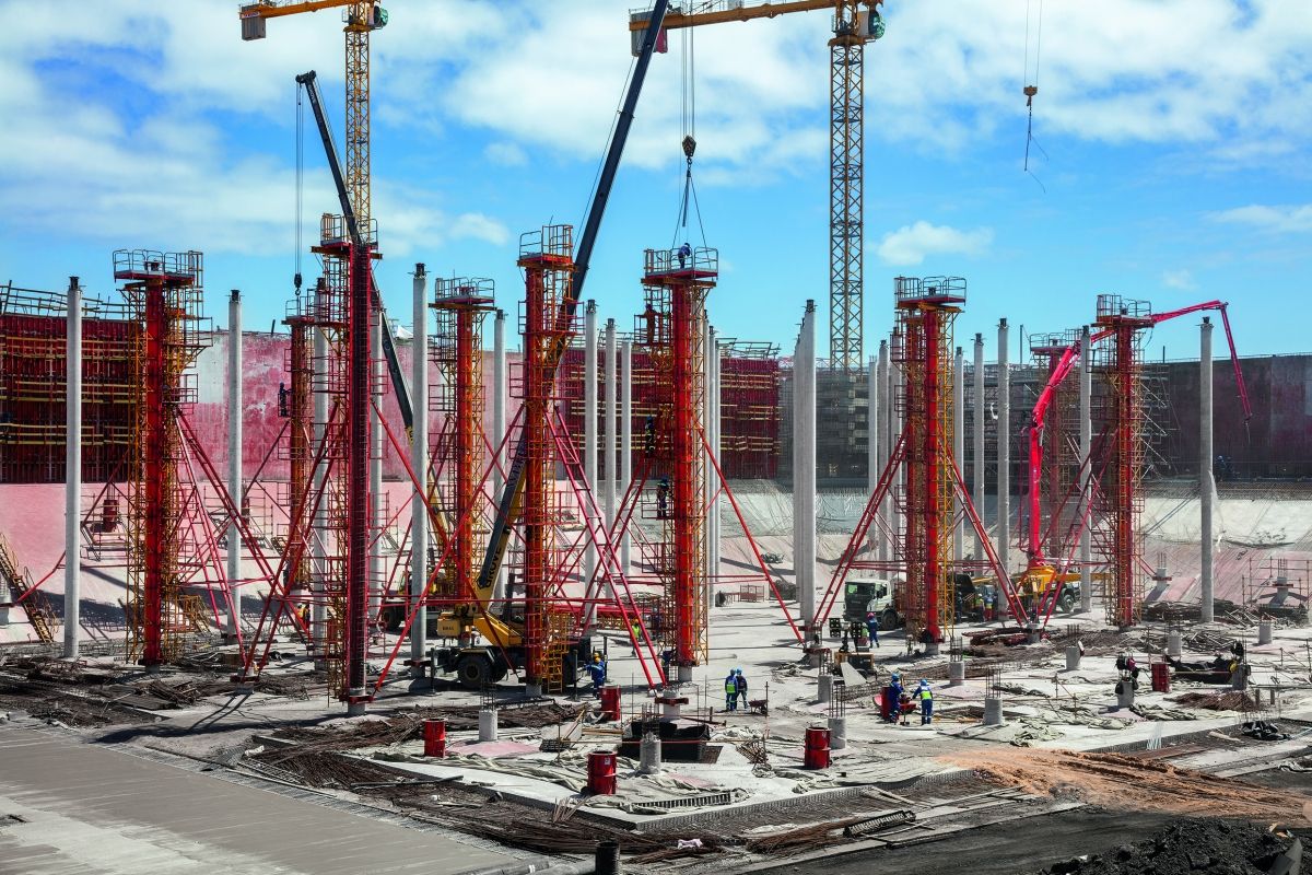 The tank slabs are supported by a total of 2,400 concrete columns. The reinforced circular column formwork had to be cleaned and oiled while in a vertical position.