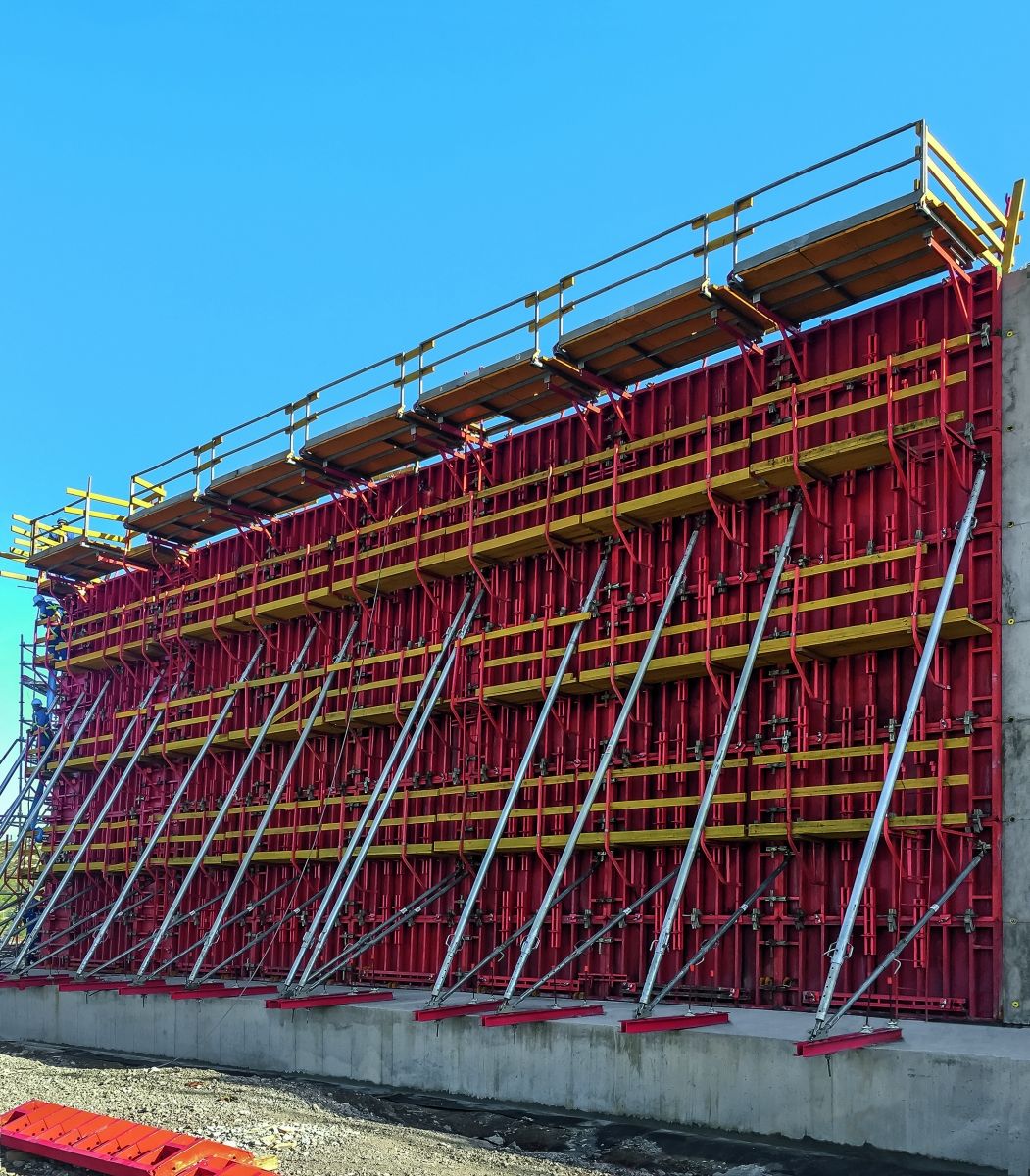 Using 75 m² units, the tank walls as well as all the walls of the pumping station and the concrete casing of the pipelines were formed. 