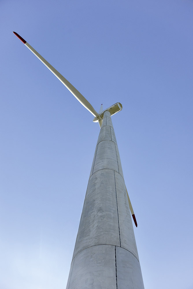Jeder der 40 Windtürme ist 120 m hoch und leistet 3 MW. 