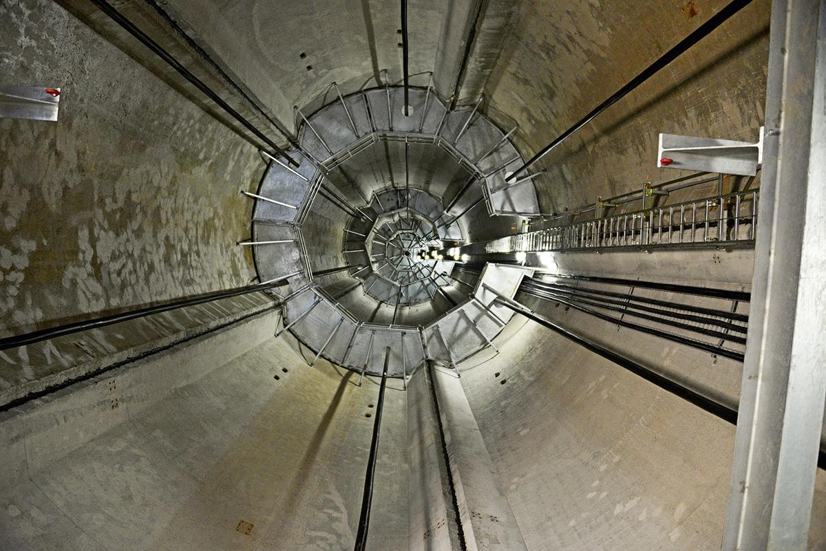The interior of a wind tower: Six tendons, each 120 m long, were used per tower. The interior of a wind tower: Six tendons, each 120 m long, were used per tower.