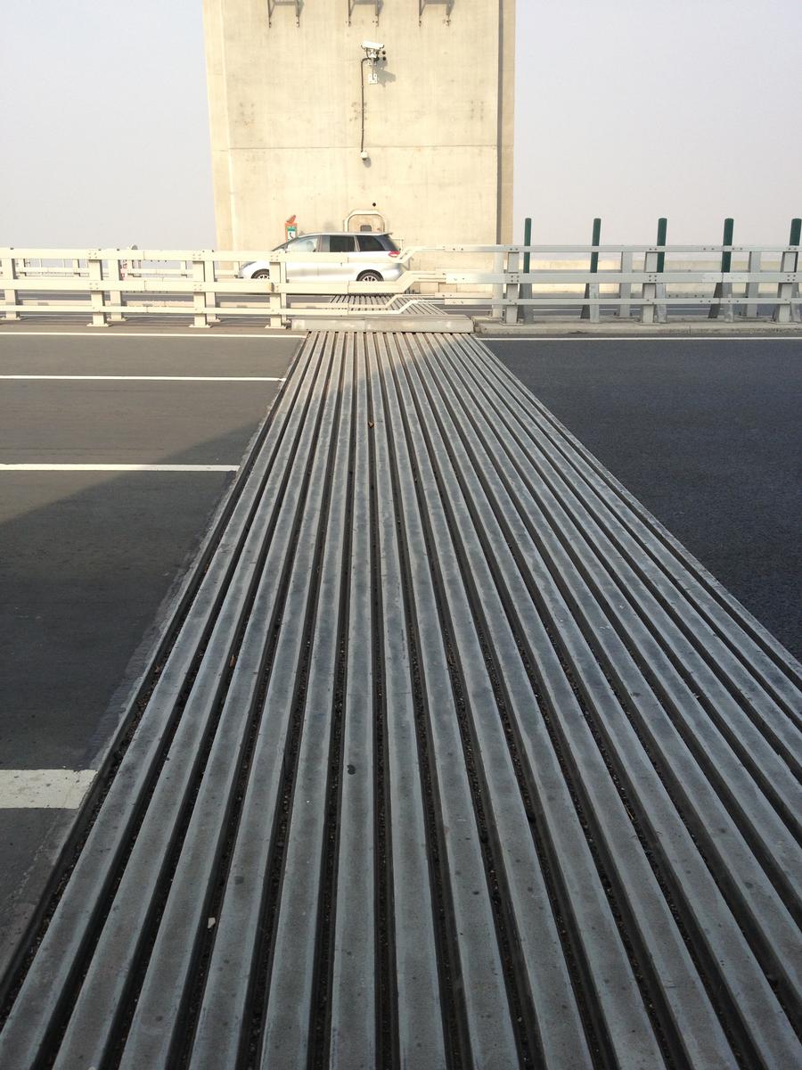 An 18-gap modular joint of the Taizhou Bridge 