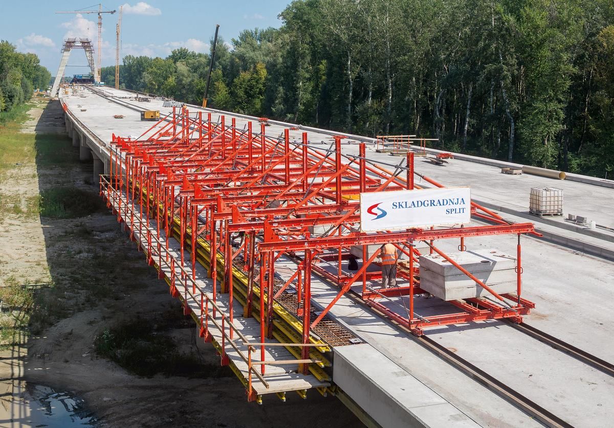 Media File No. 251562 A Variokit cantilevered parapet carriage served for constructing the external cantilevered parapets. The horizontal loads are transferred via friction, anchoring is not required.