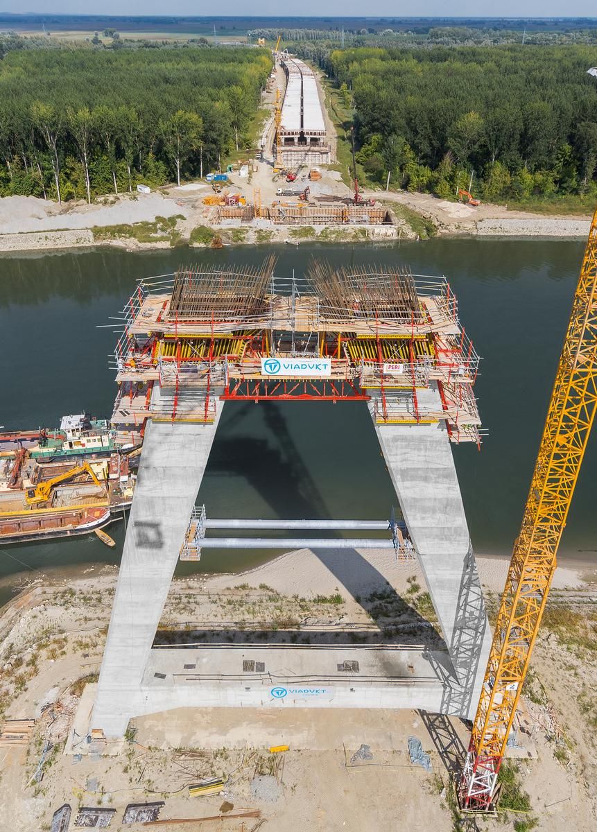 Media File No. 251563 Two 75 m high, A‑shaped pylons carry the three main bridge segments with a total length of 420 m. Efficient construction had been ensured by Peri engineers by combining the CB and RCS climbing systems to create a customized formwork solution