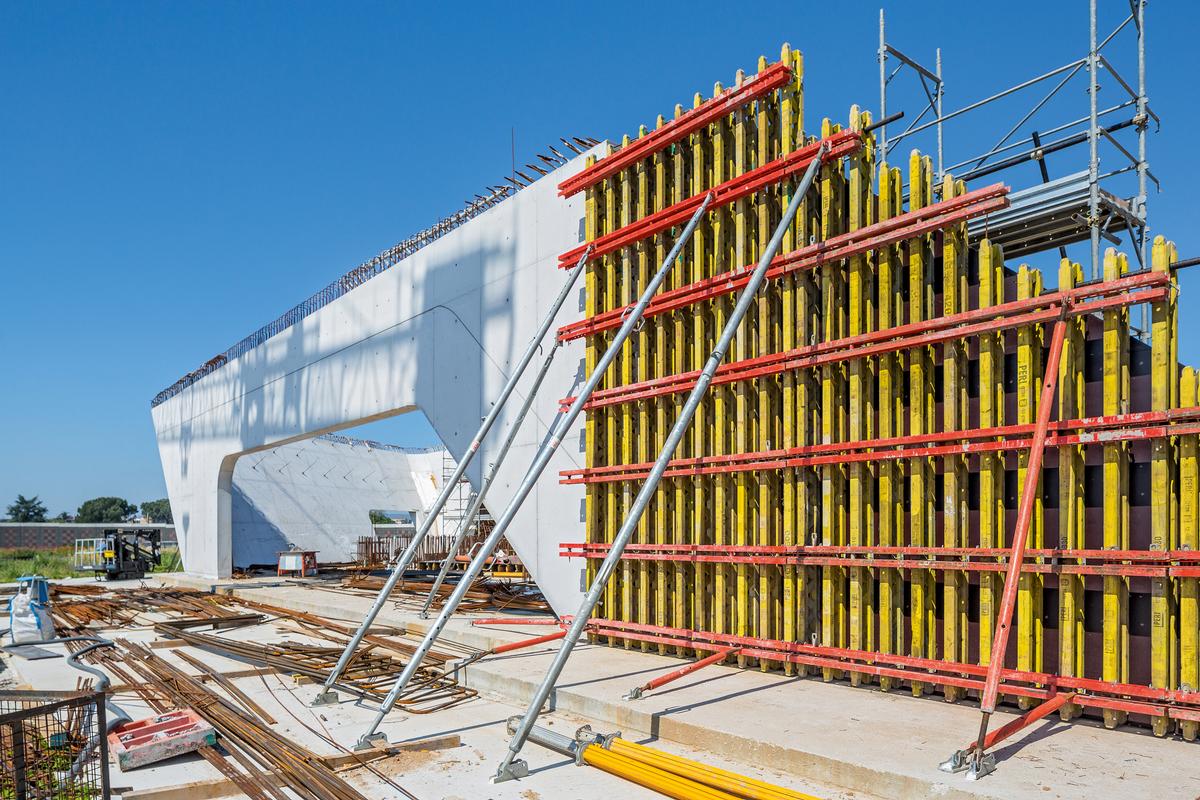 The up to 12 m high girder wall formwork was planned and assembled according to project demands. The up to 12 m high girder wall formwork was planned and assembled according to project demands.