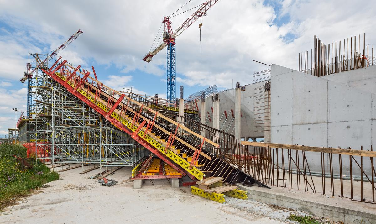 Wall formwork and modular scaffolding demonstrated adaptability also for the very challenging architectural concrete components. Wall formwork and modular scaffolding demonstrated adaptability also for the very challenging architectural concrete components.
