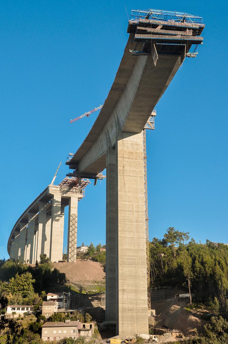 Die unfertige Brücke über den Rio Ceira mit deutlich sichtbarer ebener Längskrümmung. 