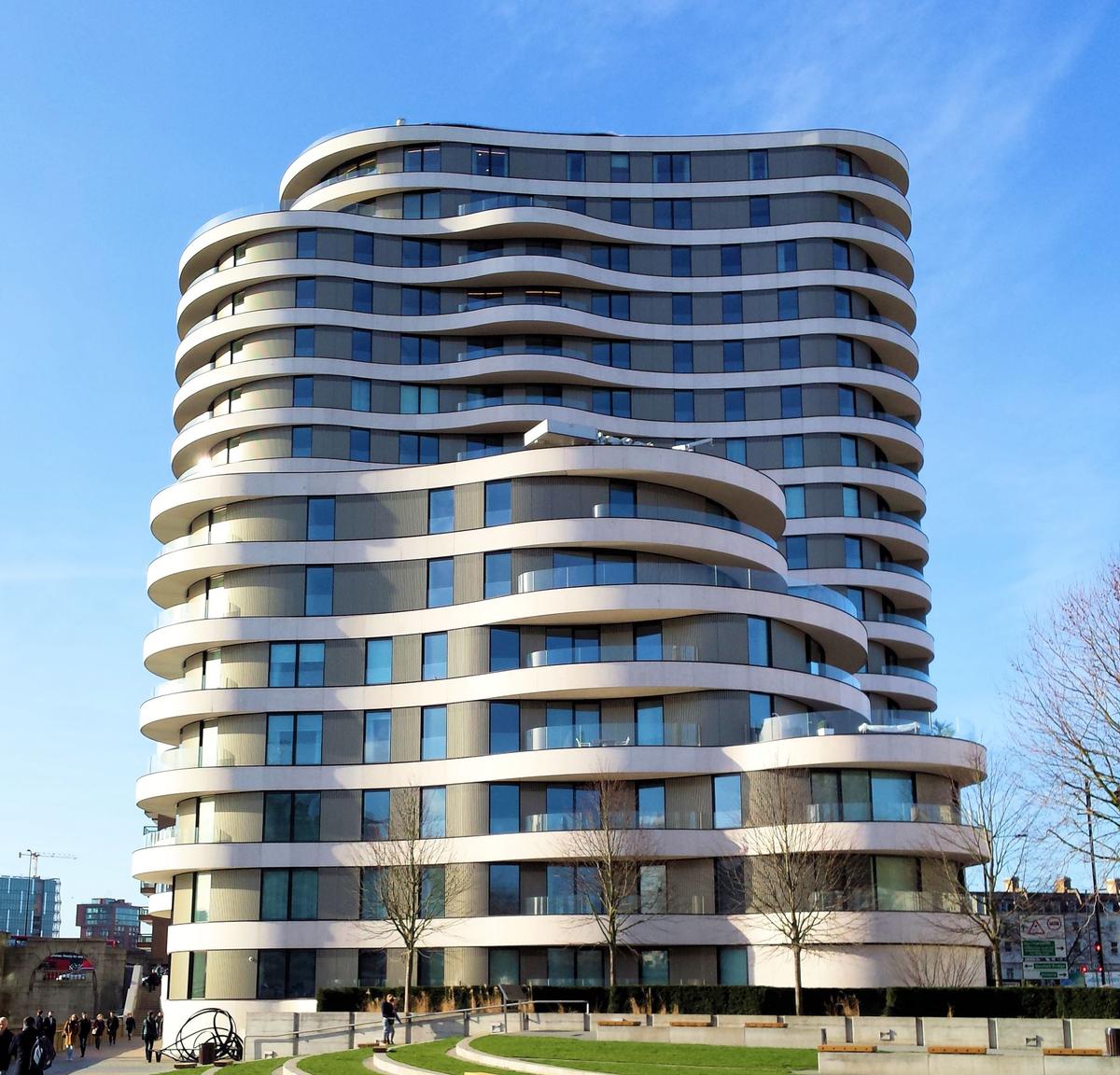 Riverwalk features two organically shaped buildings of 7 and 17 storeys. 