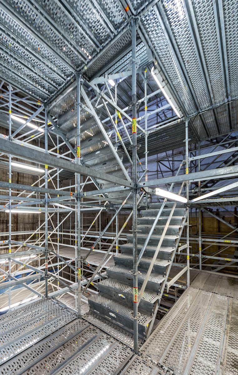 In die PERI UP-Gerüstkonstruktion integrierte Treppenläufe sorgen für die schnelle und sichere Zugänglichkeit aller Ebenen. In die PERI UP-Gerüstkonstruktion integrierte Treppenläufe sorgen für die schnelle und sichere Zugänglichkeit aller Ebenen.