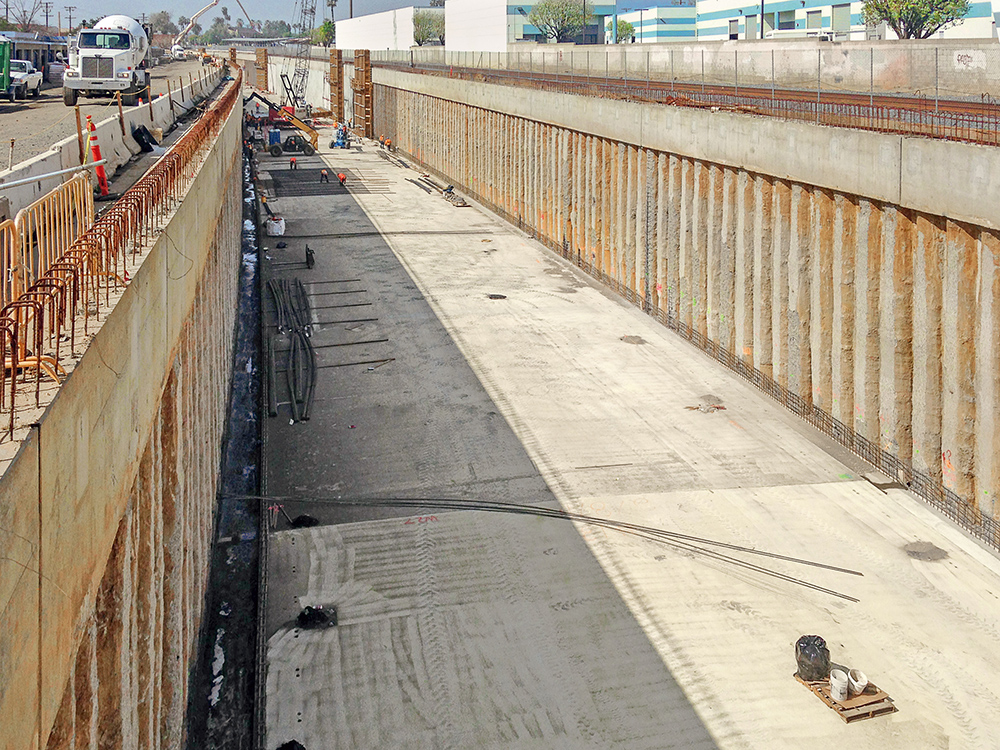 San Gabriel Trench-Projekt Durch das San Gabriel Trench-Projekt wird ein 2,25 km langer Abschnitt der Union Pacific-Bahnschienen in einen Graben verlegt, der durch die Stadt San Gabriel führt.