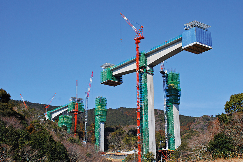 Bis zu 89 m hohe Pfeiler der Sanagawa-Brücke 