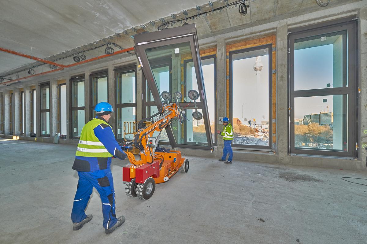 Installation of the big and heavy windows was only possible with the aid of the robust lifting gear. Installation of the big and heavy windows was only possible with the aid of the robust lifting gear.
