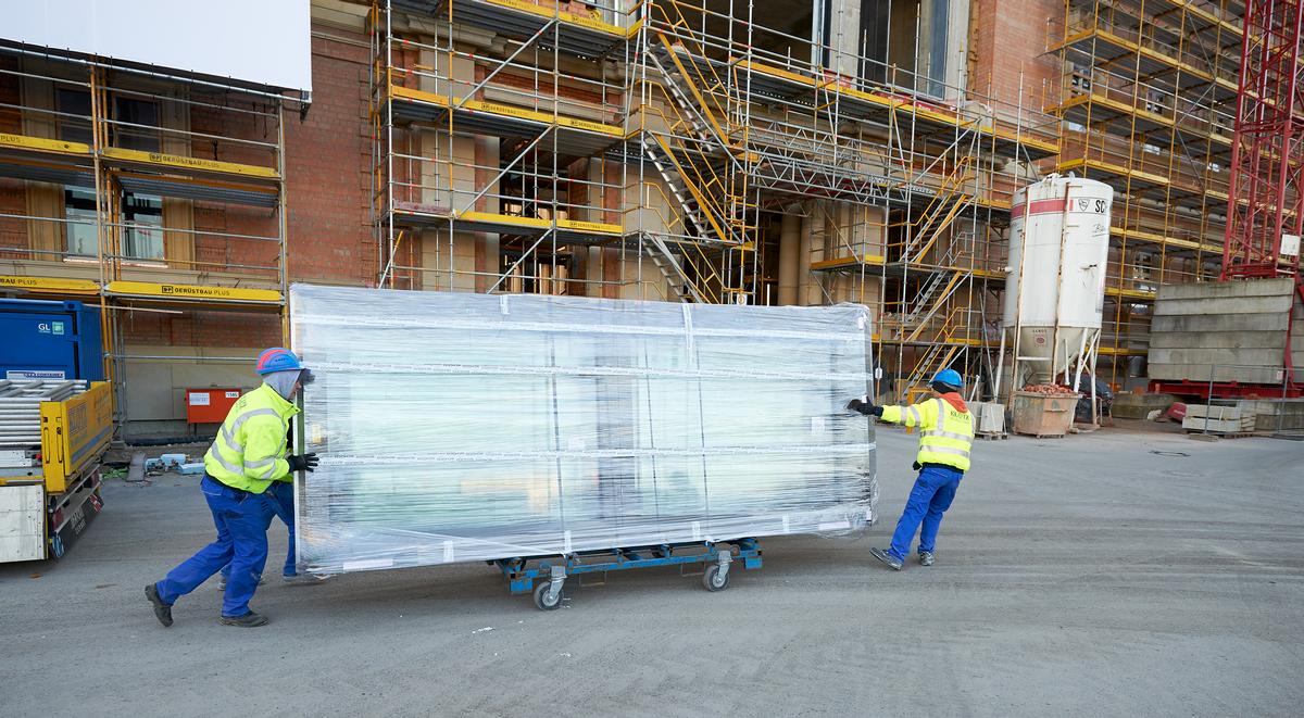 Jedes Fensterelement ist bis zu 450 kg schwer und bis zu 4,20 m lang. 