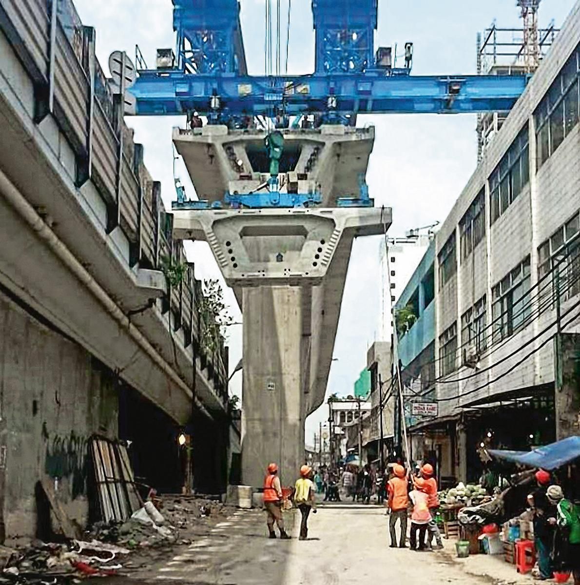 Media File No. 316231 The viaduct is being built using the span by span method with an overhead launching gantry to comply with the limited schedule and to reduce traffic obstruction to a minimum.