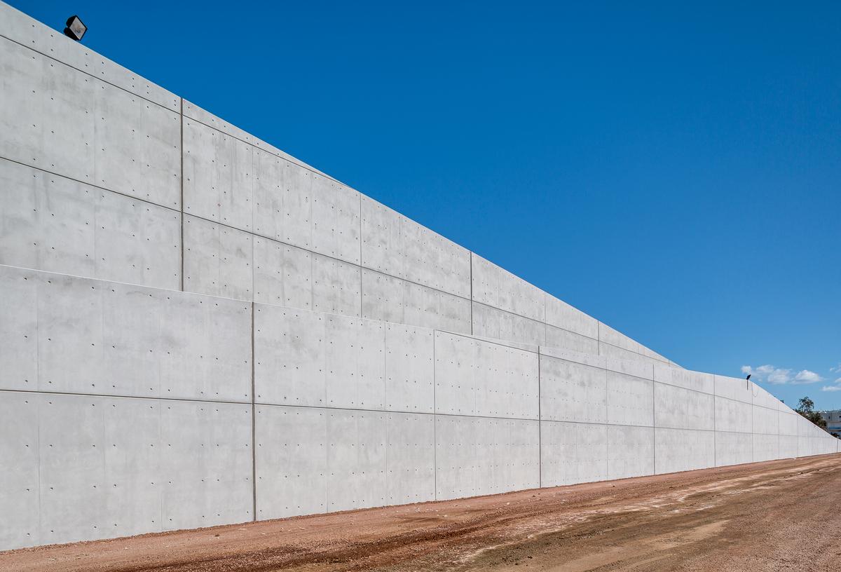 Media File No. 250788 The walls which separate the artificial hill from the rest of the park are up to 32 m high. The required high architectural concrete quality has been easily achieved using the VARIO Wall Formwork with the formlining sheets screwed on at the rear