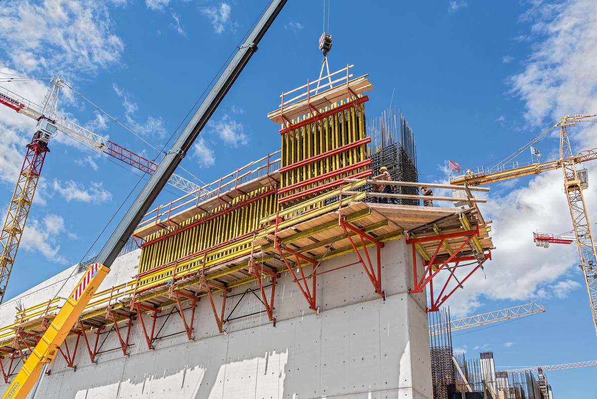 Media File No. 250789 At larger heights, CB climbing brackets serve as platforms systems for the wall formwork. In order to fulfil the architectural concrete requirements, a special anchoring solution has been used.