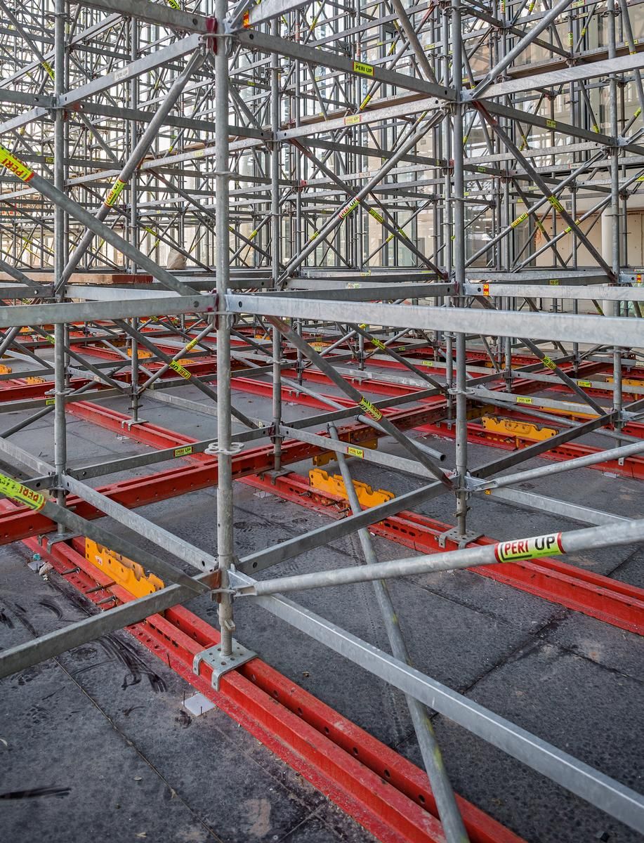 Media File No. 250791 The shoring is positioned on floating supports to ensure seismic safety during construction. For load distribution, the planning concept uses rentable steel components from the PERI product range.