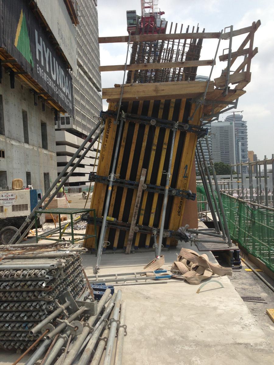 The large-area formwork Top 50 is used to form the slanted columns. 
