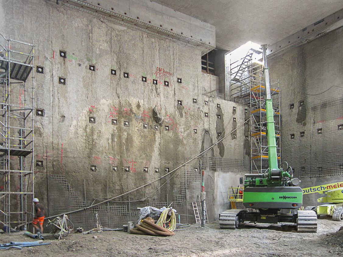 Mediendatei Nr. 276288 Für den Bau des Stadtbahntunnels in Karlsruhe mussten wegen der hohen Grundwasserstände in mehreren Teilabschnitten wasserdichte Baugrubenumschließungen hergestellt werden.