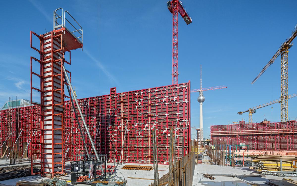 The MAXIMO Wall Formwork system and QUATTRO Column Formwork allowed fast and safe construction of the vertical reinforced concrete components. The MAXIMO Wall Formwork system and QUATTRO Column Formwork allowed fast and safe construction of the vertical reinforced concrete components.