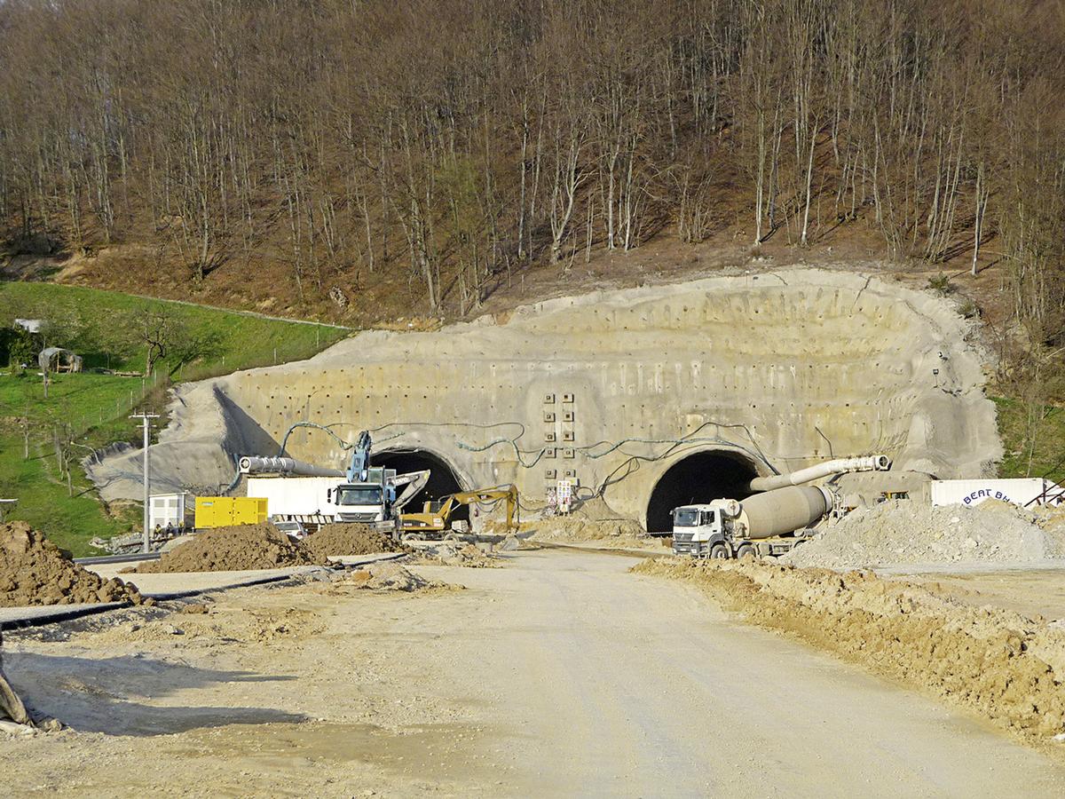 Arbeiten an der Einfahrt zu einem zweiröhrigen Tunnel 