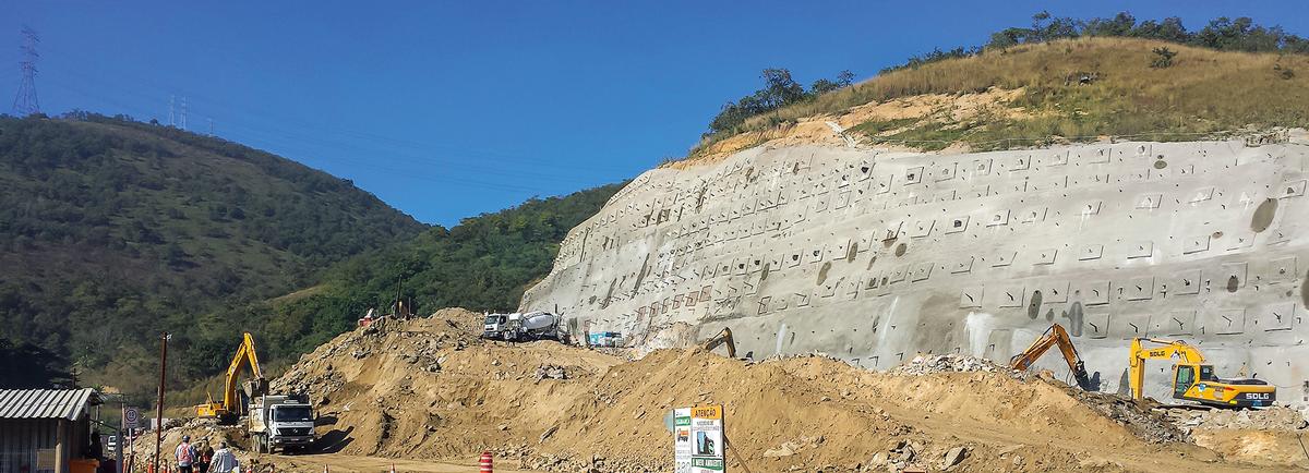 The strongly fissured and unstable slope had to be comprehensively stabilized using shotcrete and temporary rock bolts. The strongly fissured and unstable slope had to be comprehensively stabilized using shotcrete and temporary rock bolts.
