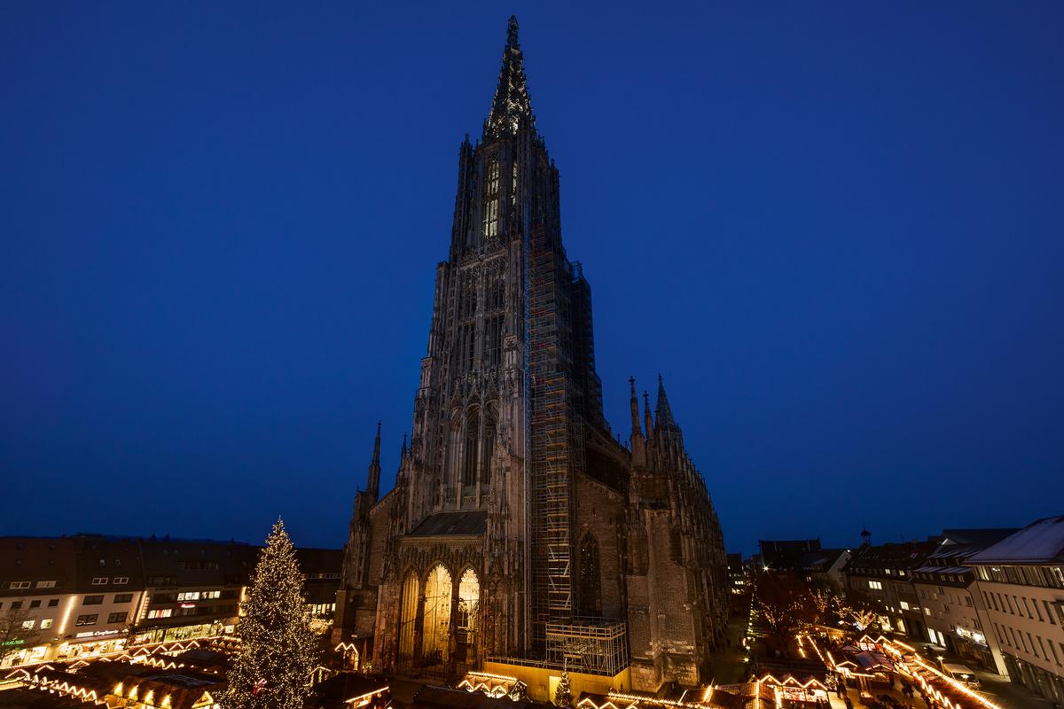Am Fuße des imposanten, 161,53 m hohen Münsters findet alljährlich der Ulmer Weihnachtsmarkt statt. Am Fuße des imposanten, 161,53 m hohen Münsters findet alljährlich der Ulmer Weihnachtsmarkt statt.