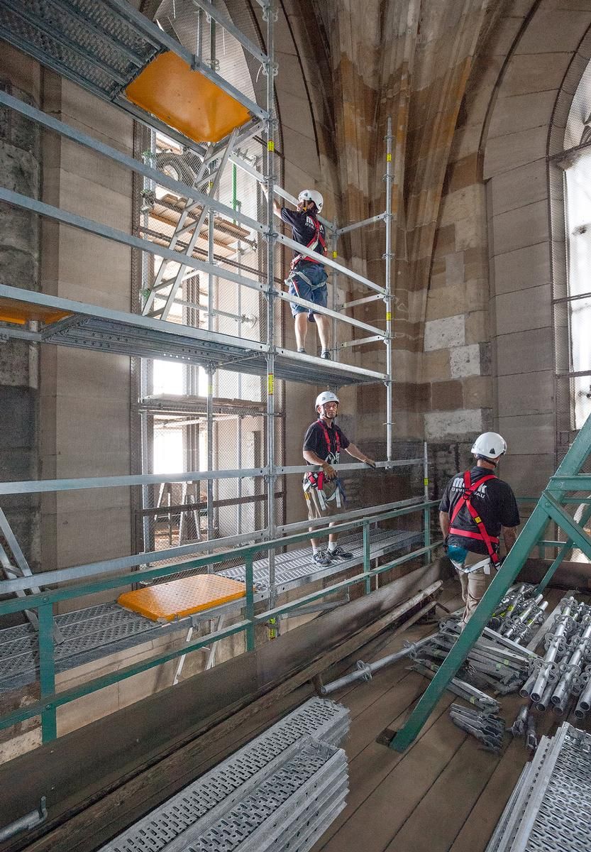 Renovierung des Ulmer Münsters Im Glockenturm steht das knapp 20 m hohe PERI UP-Gerüst unterhalb der Zwischenebene auf dem Steinboden des Glockenstuhlfundaments in 43 m Höhe