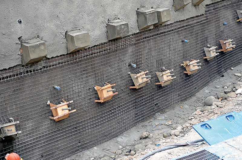 Drill anchors before being stabilized by reinforced concrete 
