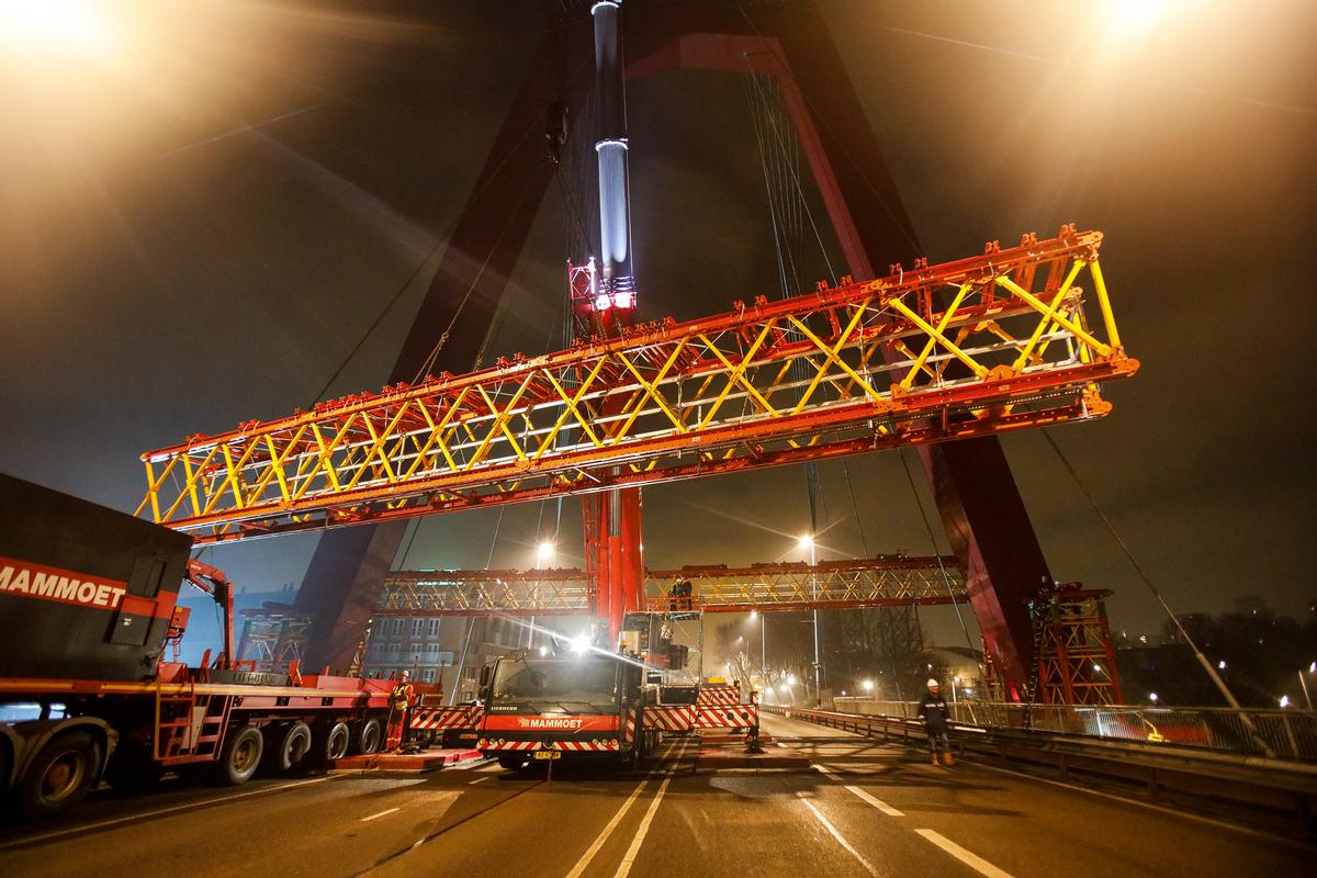 Media File No. 292337 40 m of carriageway bridging: overnight, the 21 m long, pre-assembled truss girder units were lifted and coupled to shoring towers using a mobile crane. At 6 o'clock, the bridge could be re-opened for traffic.