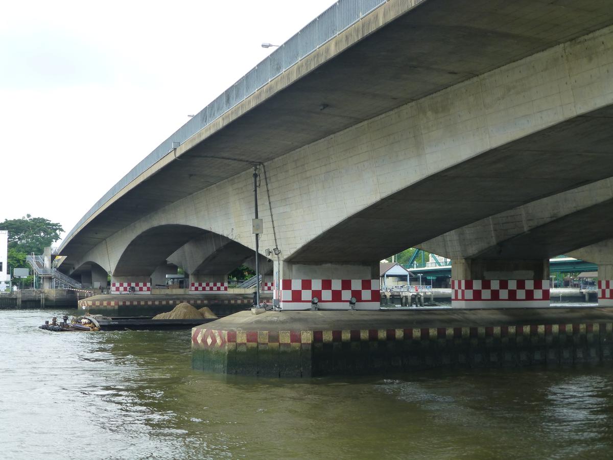 Phra Pok Klao Bridge 