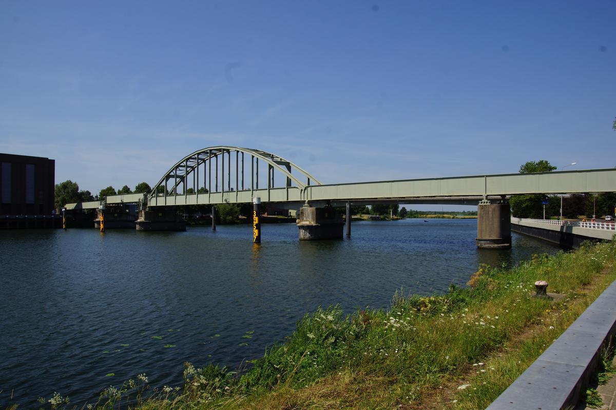Eisenbahnbrücke über die Maas in Maastricht 
