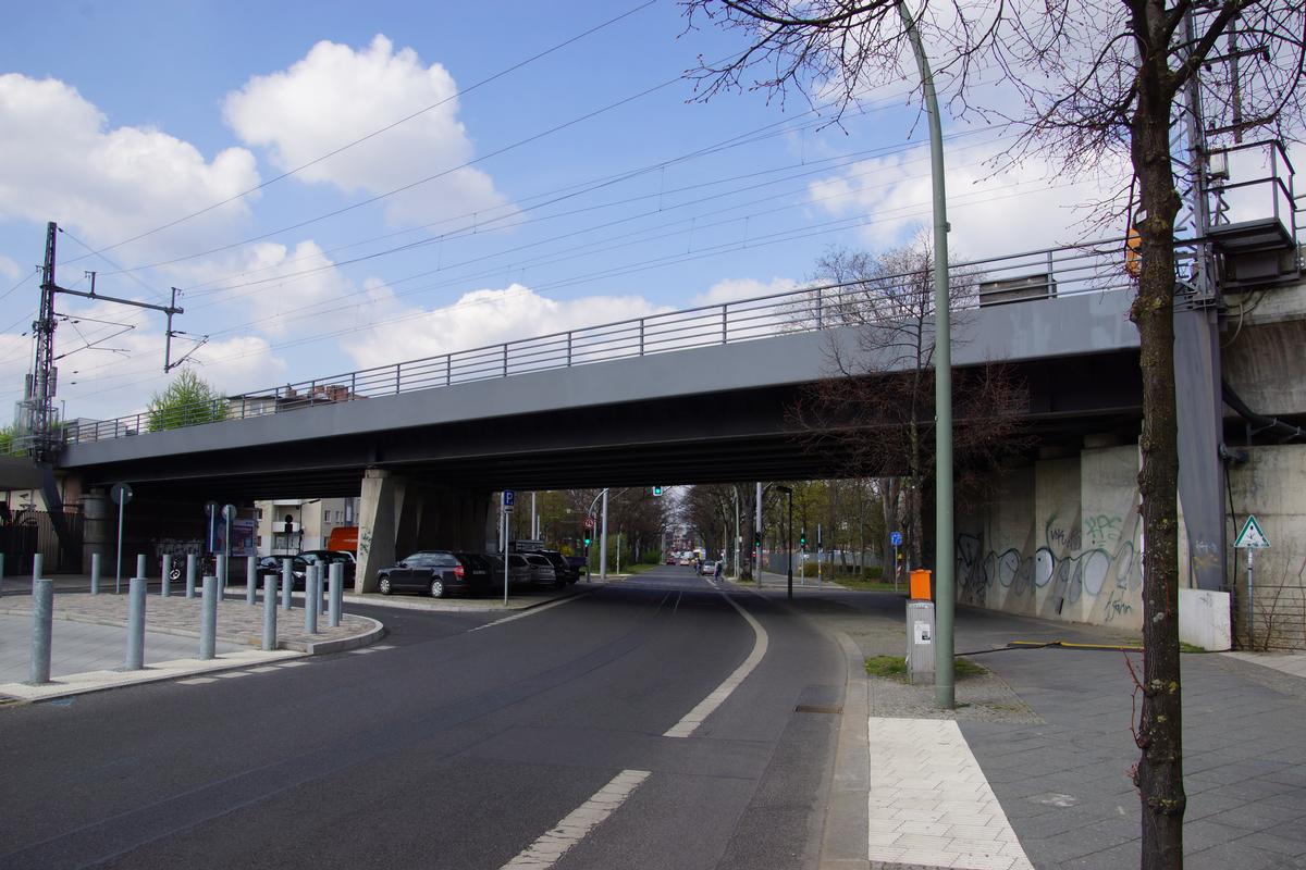 Pont ferroviaire sur la rue Alt-Moabit 