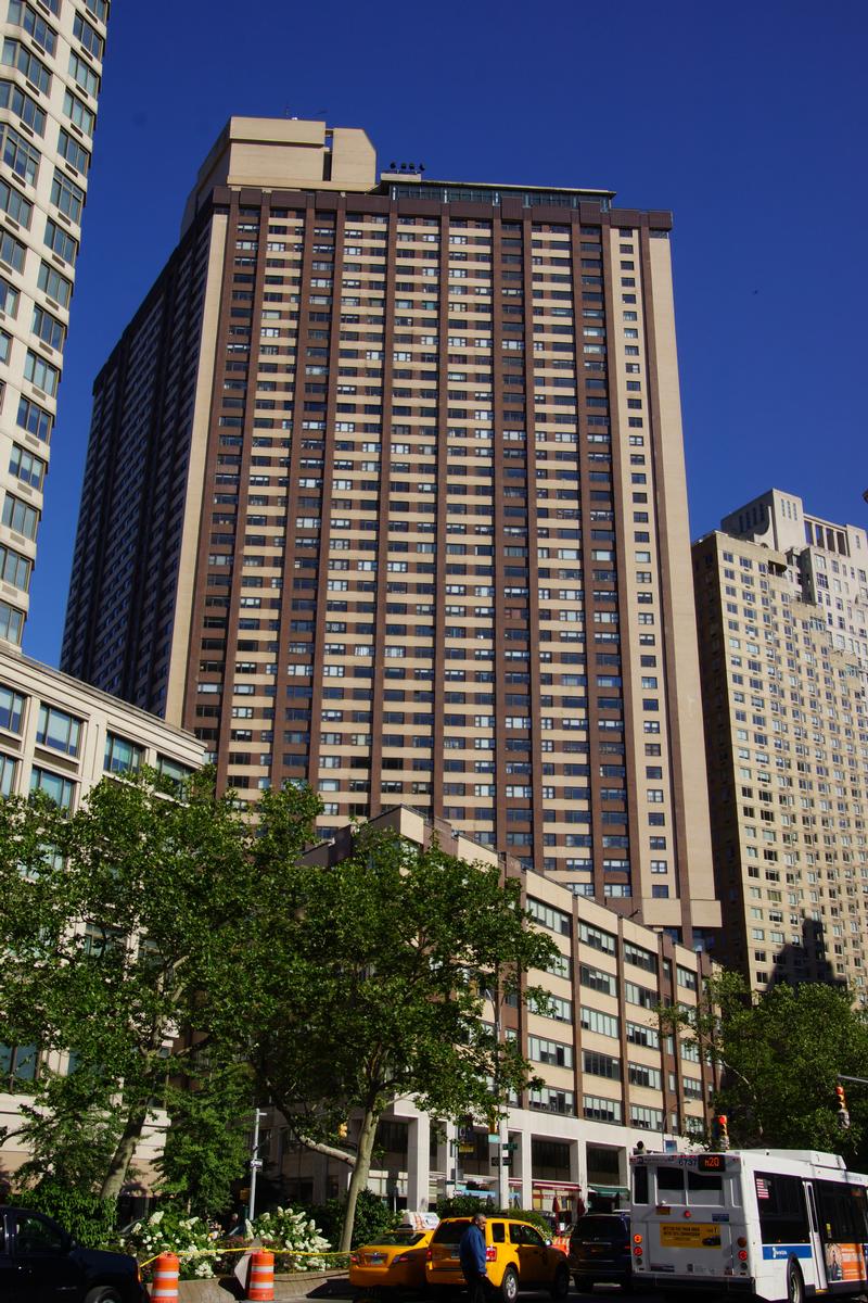 One Lincoln Plaza Apartments 