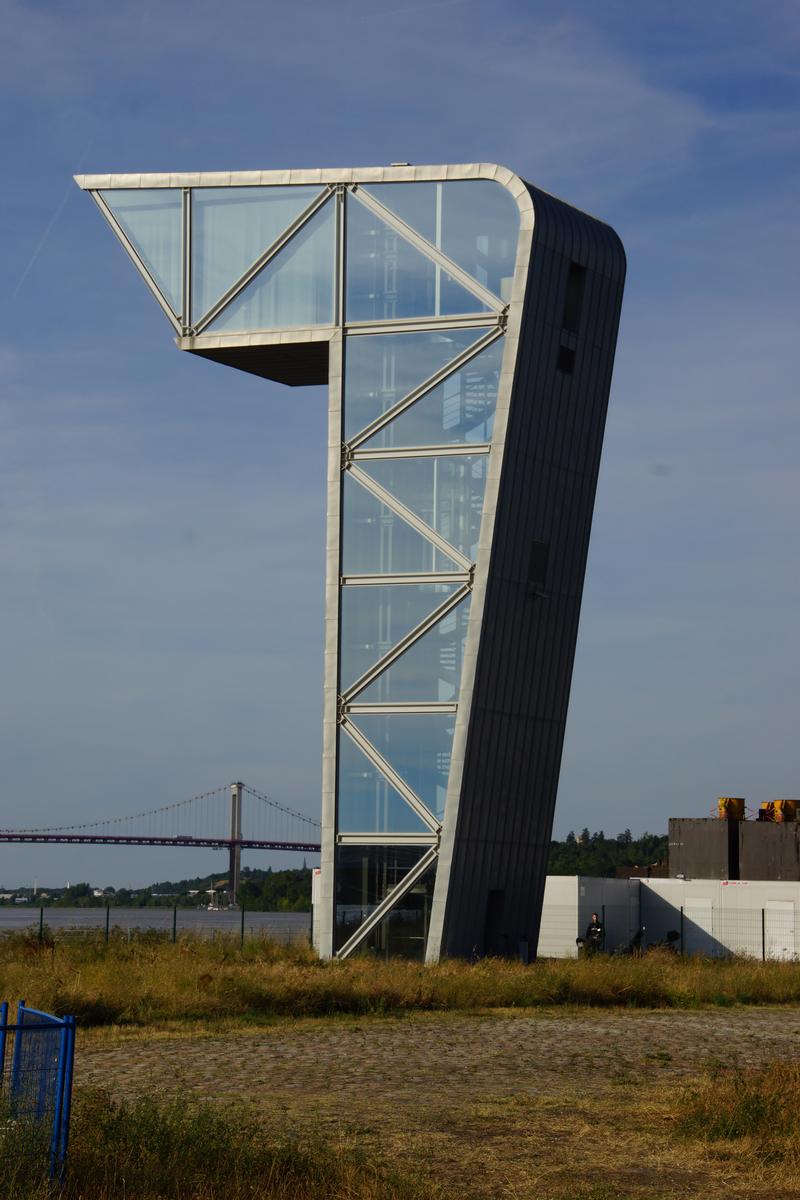 Control Tower for Jacques Chaban-Delmas Bridge 