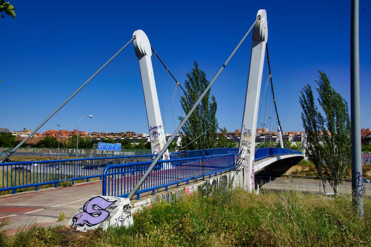Geh- und Radwegbrücke über die M-40 zum Parque de la Cuña 