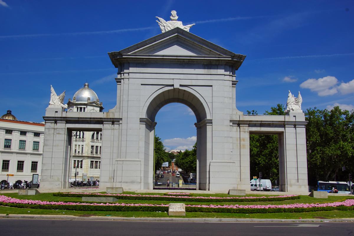 Structurae [de] Puerta de San Vicente