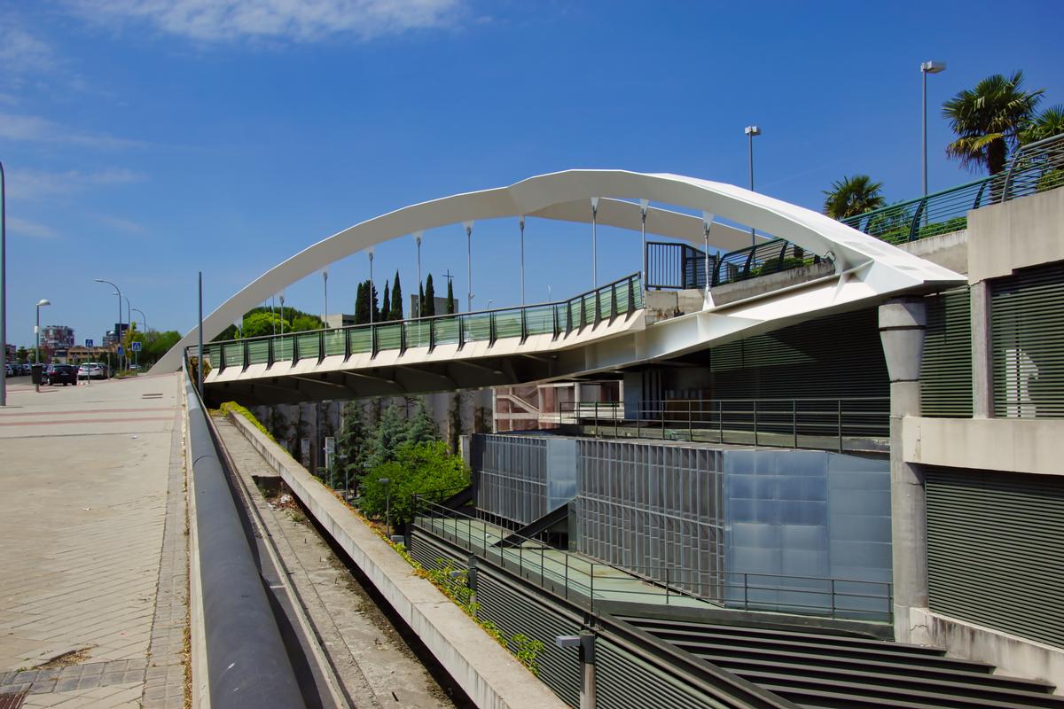 Bogenbrücke zum Einkaufszentrum Sanchinarro 