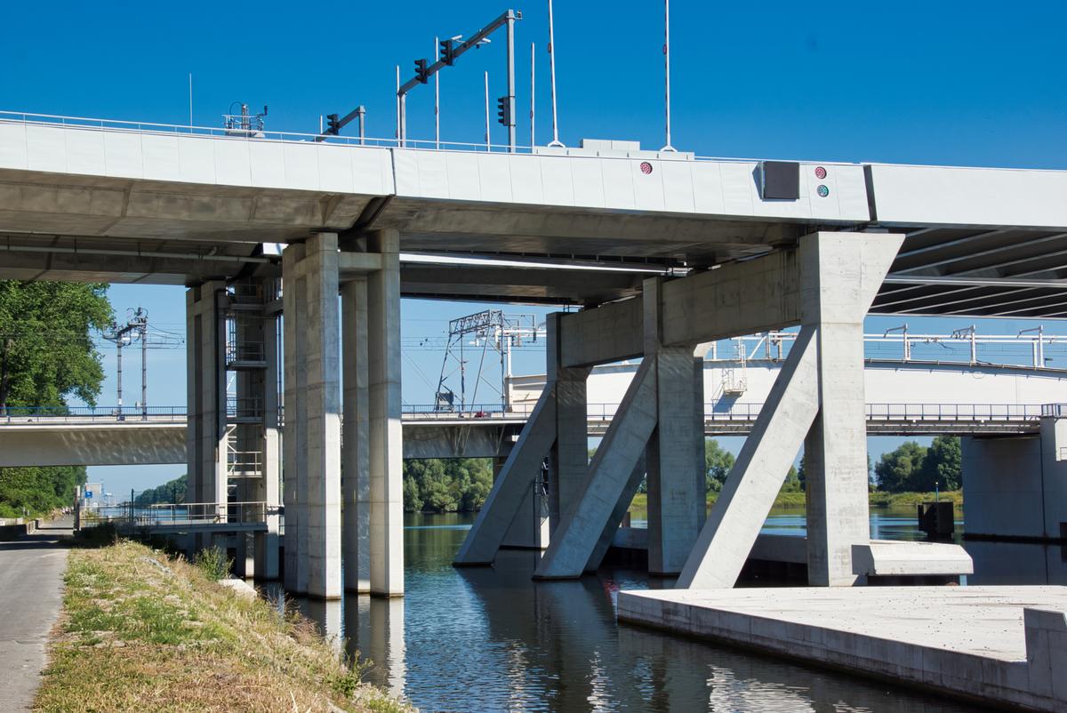Autobahnhochbrücke K033 (A11) 
