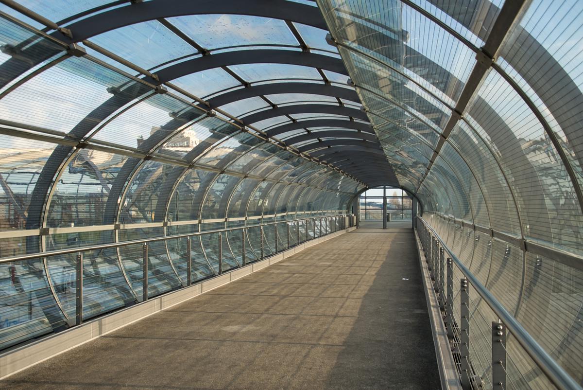Verbindungsbrücke der Bahnhöfe Elbbrücken (Skywalk) 