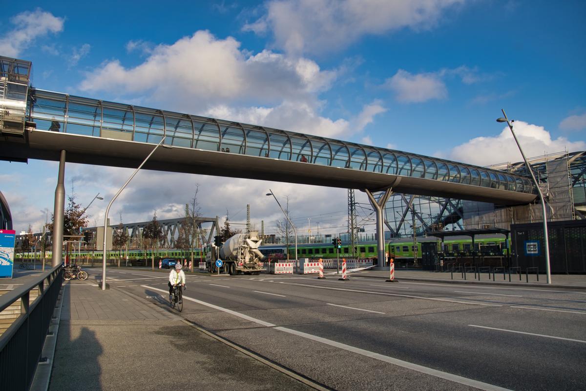 Verbindungsbrücke der Bahnhöfe Elbbrücken (Skywalk) 