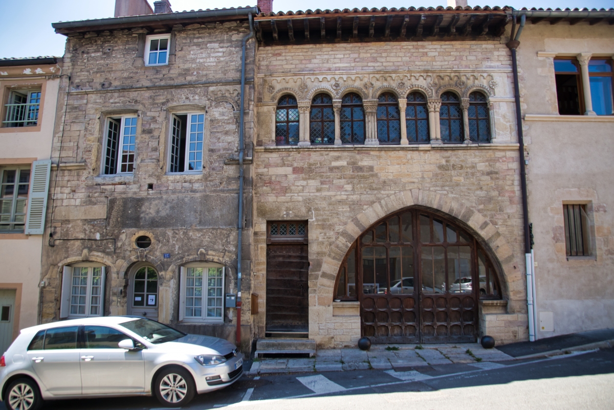 Romanesque house (25 rue de la République) 