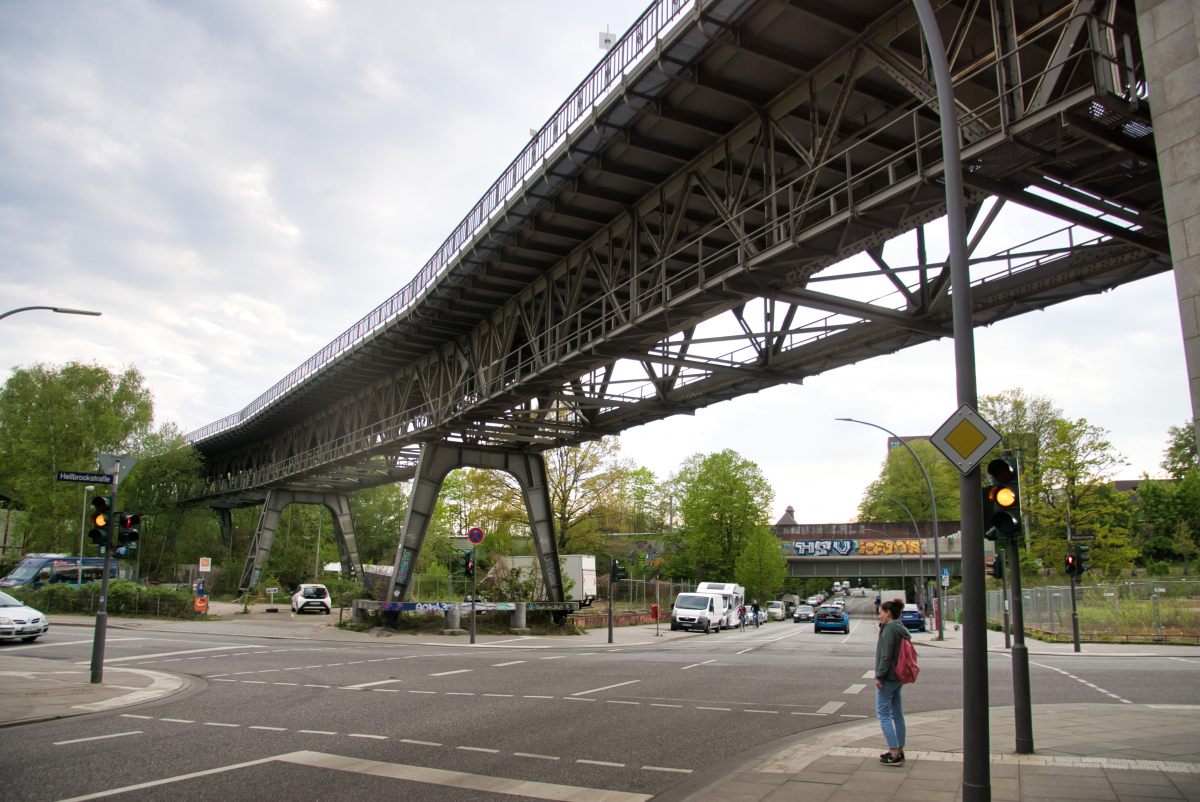 Hellbrookstrasse / Rübenkamp Metro Bridge 