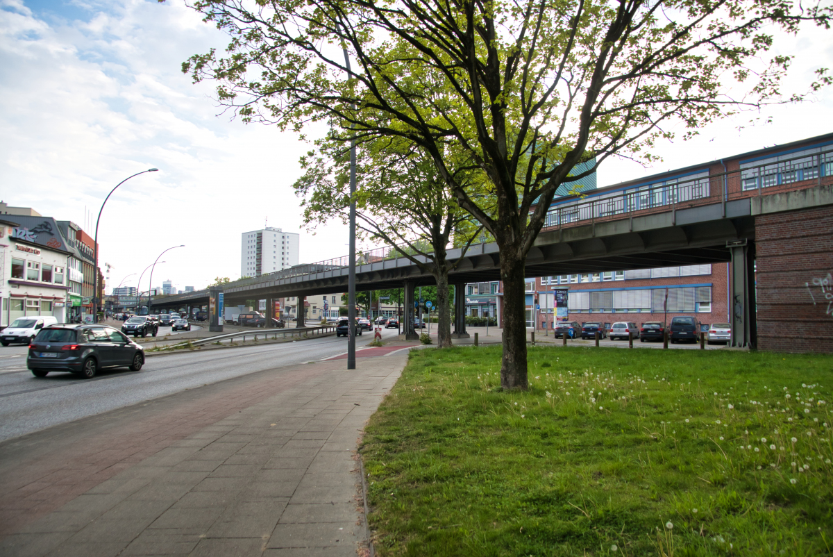 Barmfelder Markt Metro Bridge 