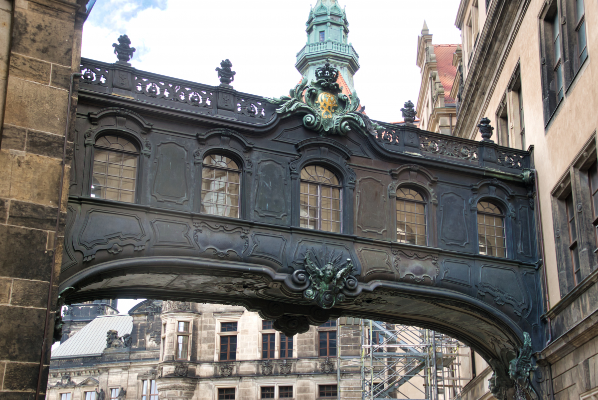 Bridge between Hofkirche and Castle 