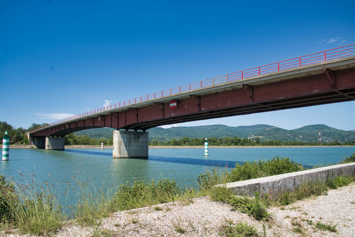 Pont sur le canal de dérivation de l'aménagement de Montélimar 