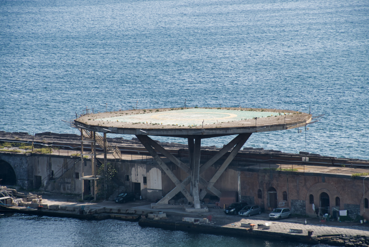 Helikopterlandeplatz im Hafen von Neapel 
