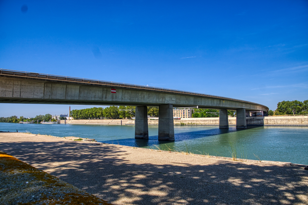 Rhonebrücke im Zuge der RN113 