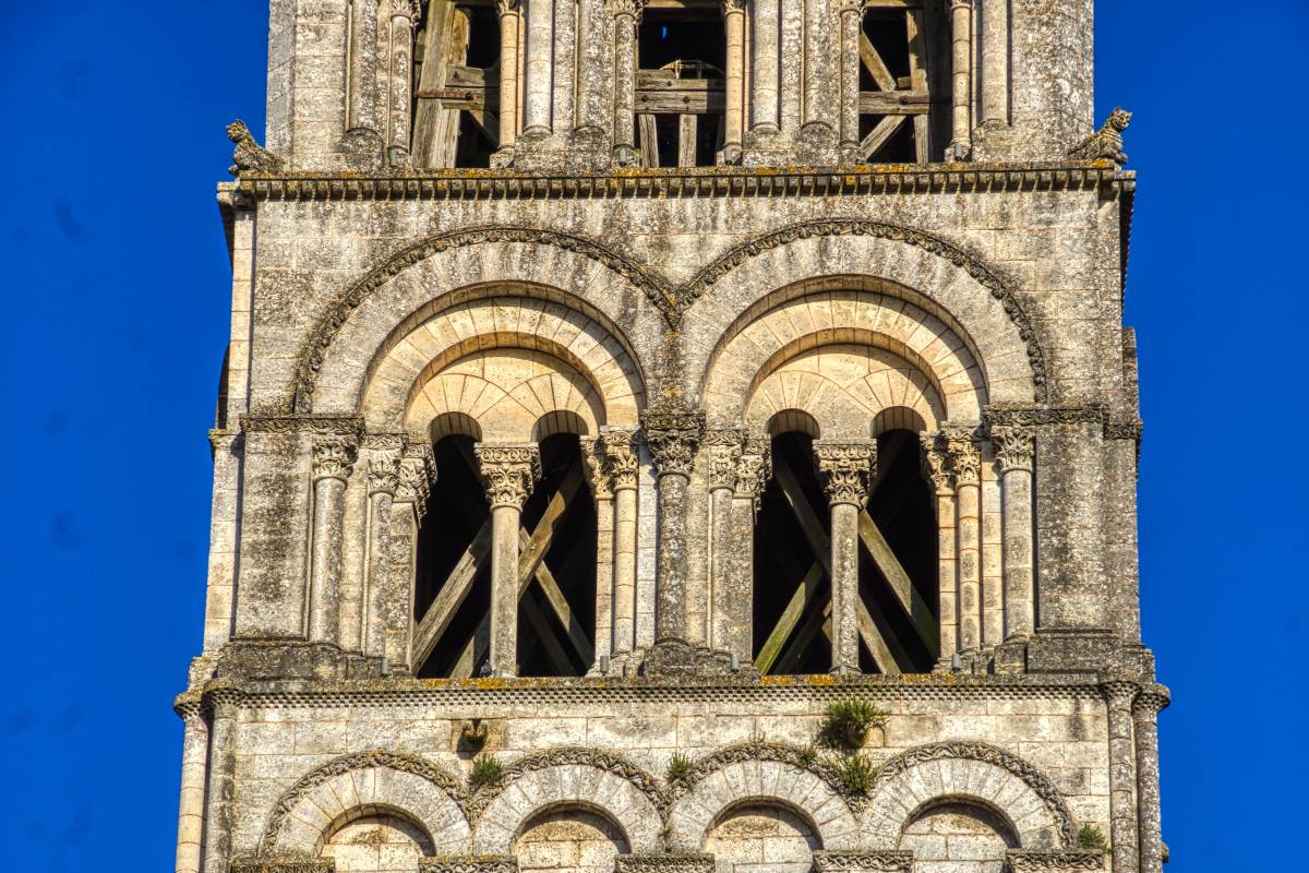 Structurae [en]: Angouleme Cathedral