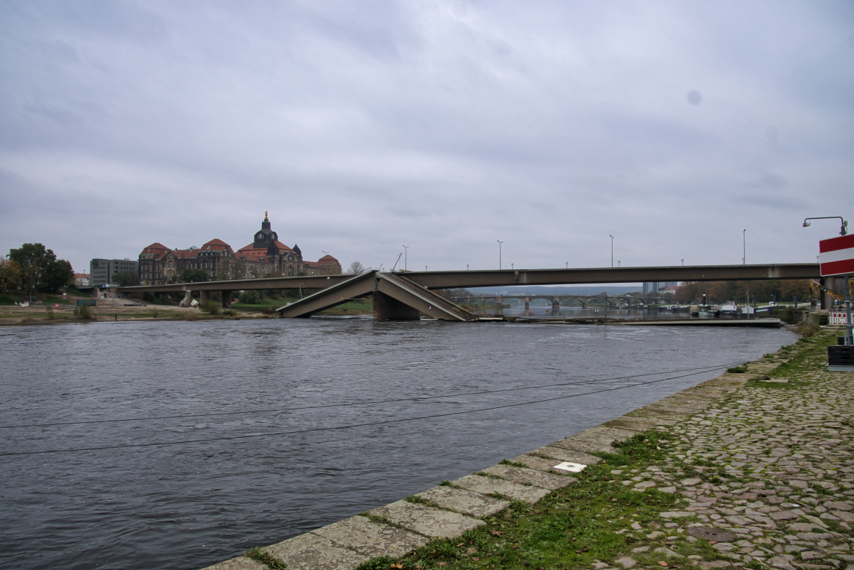 Carola Bridge after the partial collapse and after demolition of the parts on either shore 